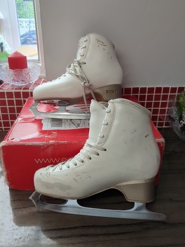 Edea chorus figure - ice, skates