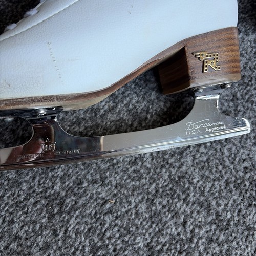 Dance blades on - dance,